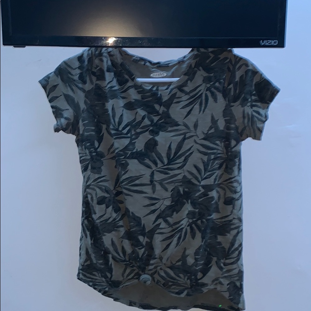 old navy olive branch printed tee!